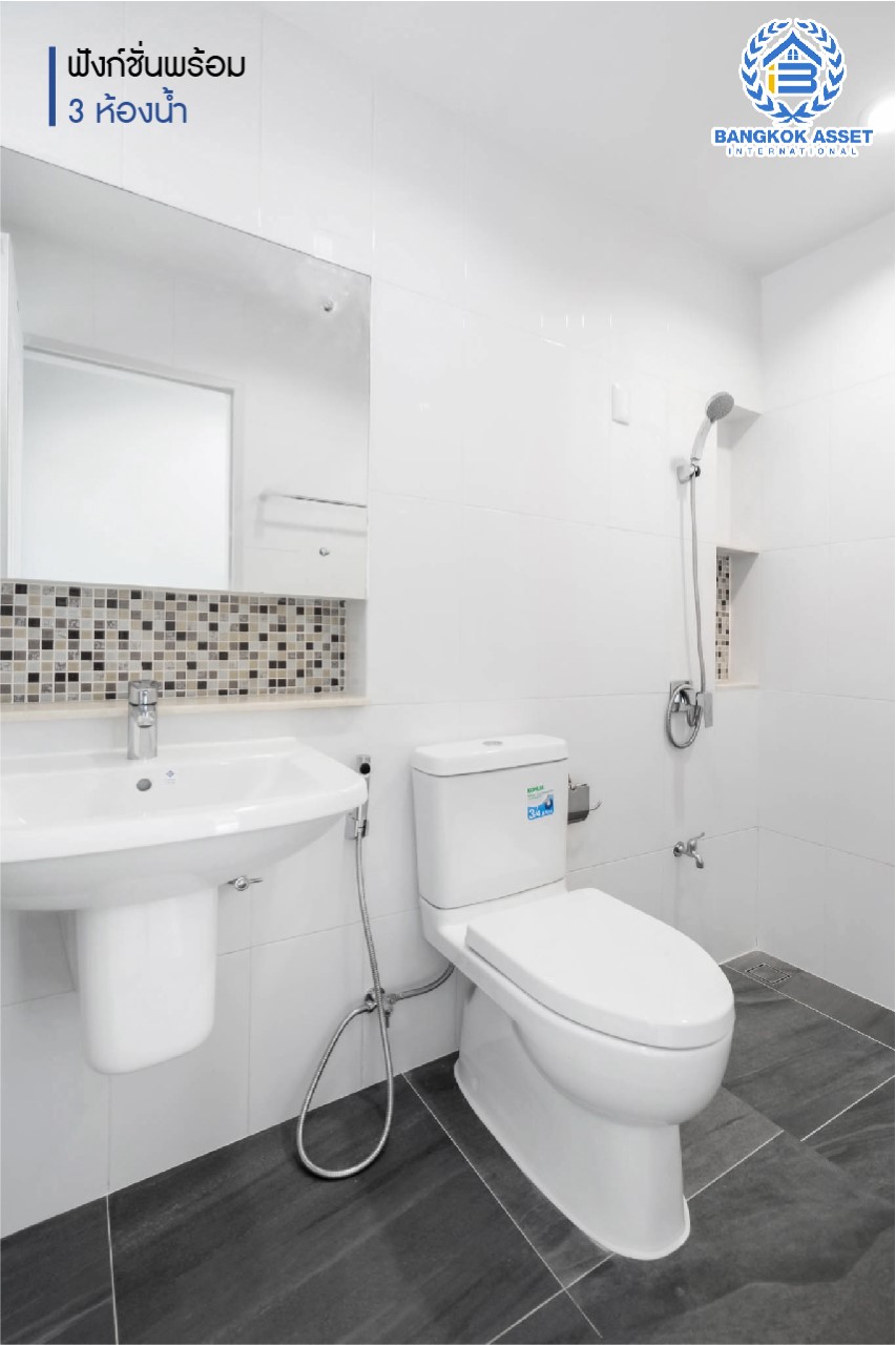 บ้านมือสองตกแต่งใหม่ คุณภาพแบรนด์ AP ม.เดอะเซนโทร รัตนาธิเบศร์-ราชพฤกษ์ ดีไซน์ Classic เนื้อที่ 50.8 ตร.ว. ฟังก์ชั่นจัดเต็ม 3 ห้องนอน 3 ห้องน้ำ 2 ที่จอดรถ บนทำเลศักยภาพ เชื่อมต่อหลายเส้นทางทั้ง ถ.ราชพฤกษ์ ,ถ.รัตนาธิเบศร์ และถ.กาญจนาภิเษก และเพียง 5 นาทีถึงรถไฟฟ้า "สถานีบางพลู"